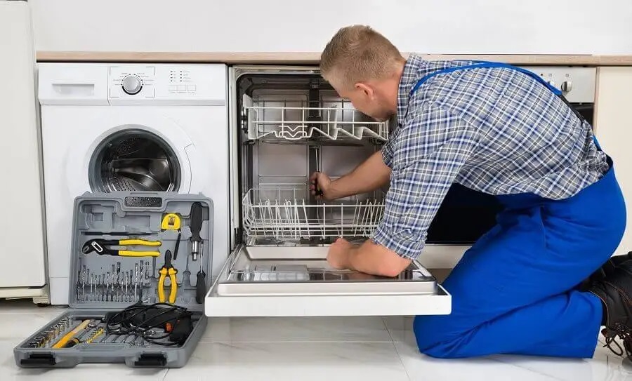 Gölbaşı Termoteknik servisi teknisyen ekibi beyaz eşya tamiri yaparken